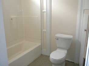 68 Pine St, Unit 1 in Lewiston, ME - Building Photo - Building Photo