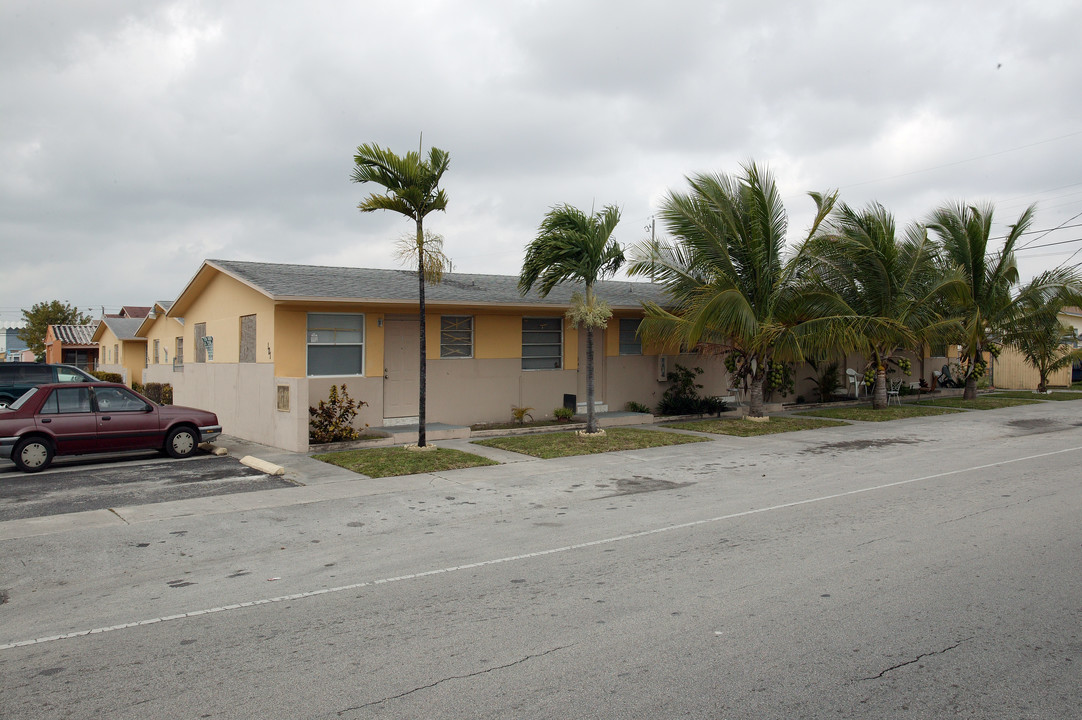 101 W 12th St in Hialeah, FL - Building Photo