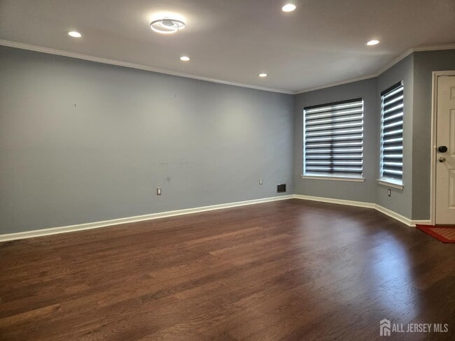 8 Stewart Ct in Old Bridge, NJ - Building Photo - Building Photo