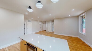 145 Sutherland Rd, Unit 1 in Boston, MA - Foto de edificio - Building Photo