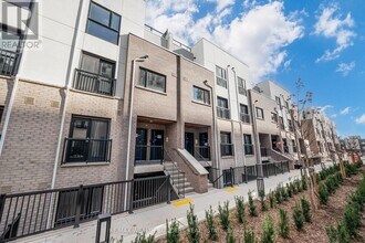 349-309-349 Wheat Boom Dr. in Oakville, ON - Building Photo - Building Photo