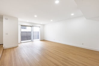 Peerless Building Corp. in Panorama City, CA - Foto de edificio - Interior Photo