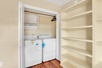 9052 Wilcrest Dr in Houston, TX - Building Photo - Building Photo