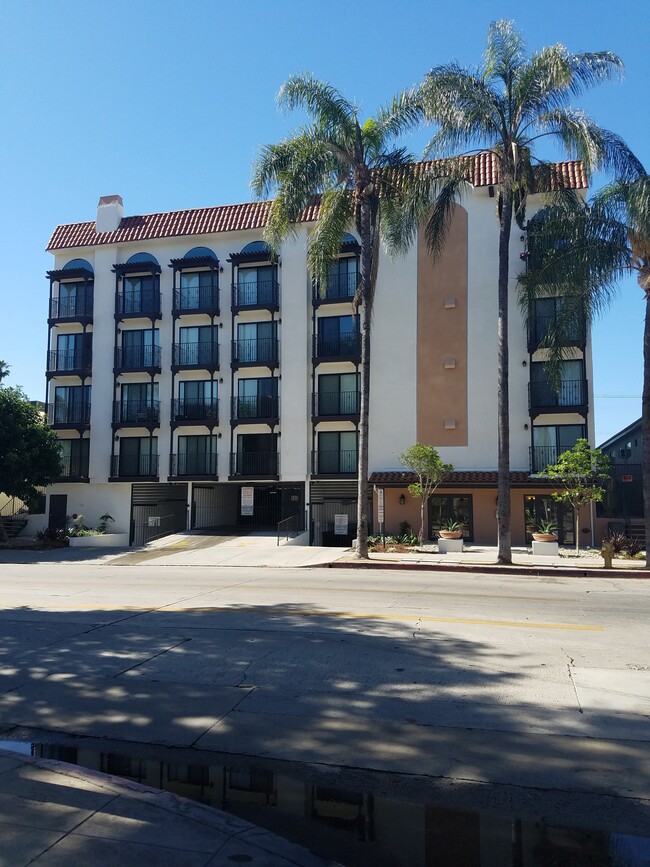 Camarillo Sunshine Apartments in North Hollywood, CA - Foto de edificio - Building Photo