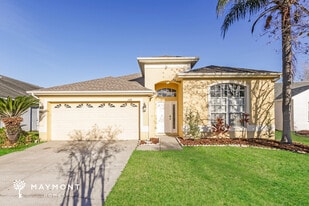 1128 Vinetree Dr in Brandon, FL - Building Photo