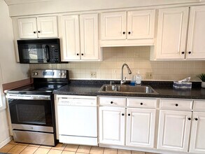 5 Winston Ct in Amherst, MA - Building Photo - Building Photo