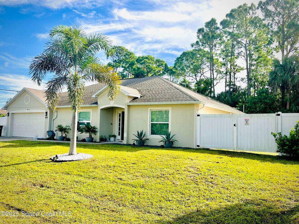 499 Bayard Ave NE in Palm Bay, FL - Building Photo
