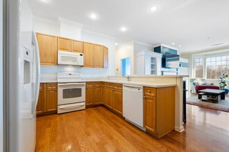 1 King Philip Dr in West Hartford, CT - Building Photo - Building Photo