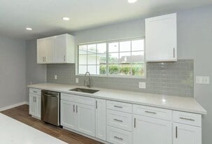 4915 Sassafras Ln in Beaumont, TX - Building Photo