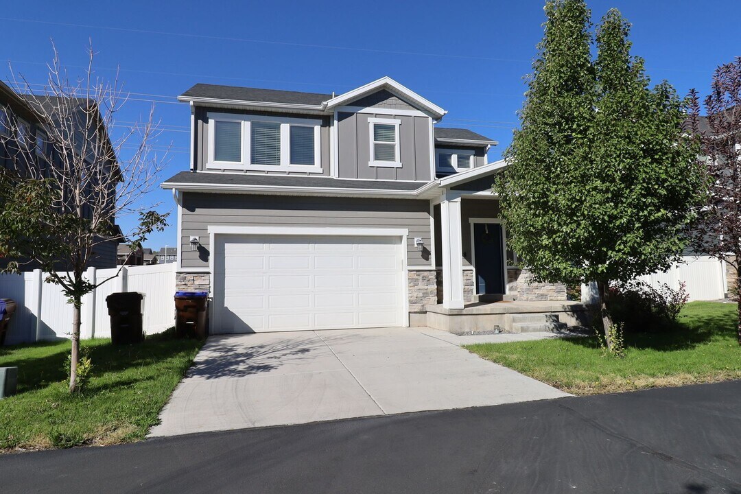 7795 Rider Dr in Eagle Mountain, UT - Building Photo