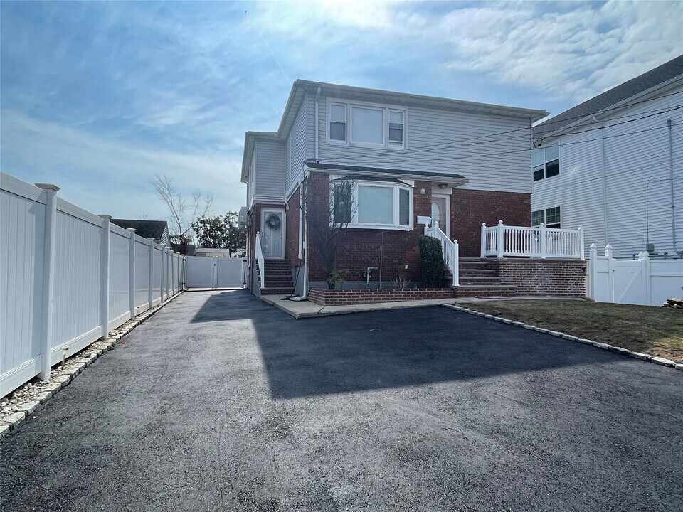 111 Franklin St in East Rockaway, NY - Building Photo