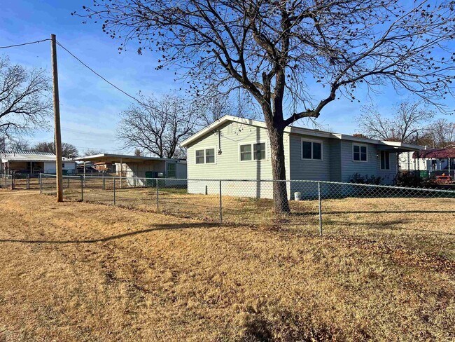 615 S Clay St in Henrietta, TX - Building Photo - Building Photo