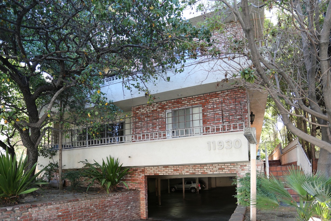 11930 Montana Ave in Los Angeles, CA - Foto de edificio