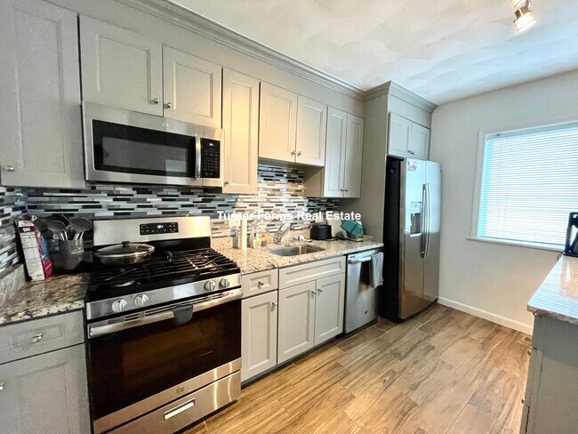 48 Derby St, Unit 1 in Somerville, MA - Foto de edificio - Building Photo