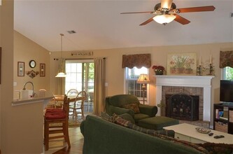 325 Silverthorn Dr in Marietta, GA - Foto de edificio - Building Photo