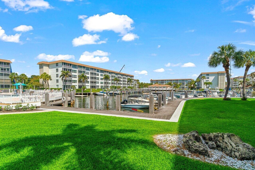 911 Gardenia Dr in Delray Beach, FL - Building Photo