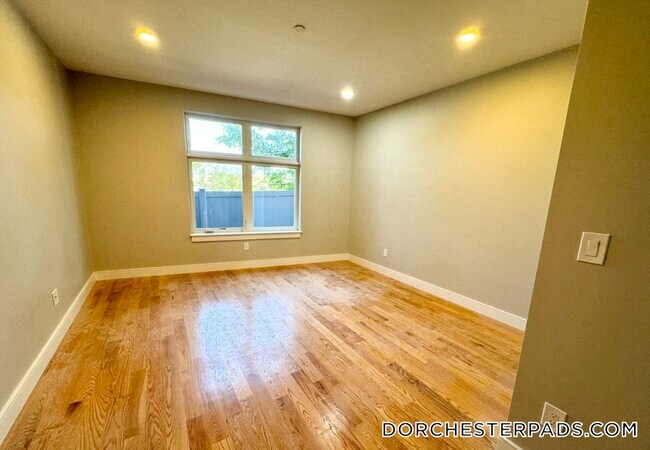 16 Baker Ct in Boston, MA - Building Photo - Building Photo