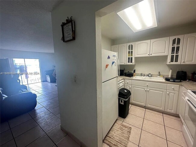 6780 W 2nd Ct in Hialeah, FL - Foto de edificio - Building Photo