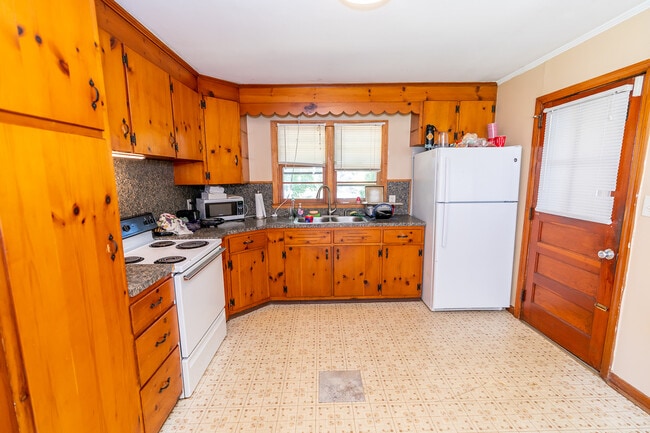 10 Pinewood Rd in Hamden, CT - Building Photo - Building Photo