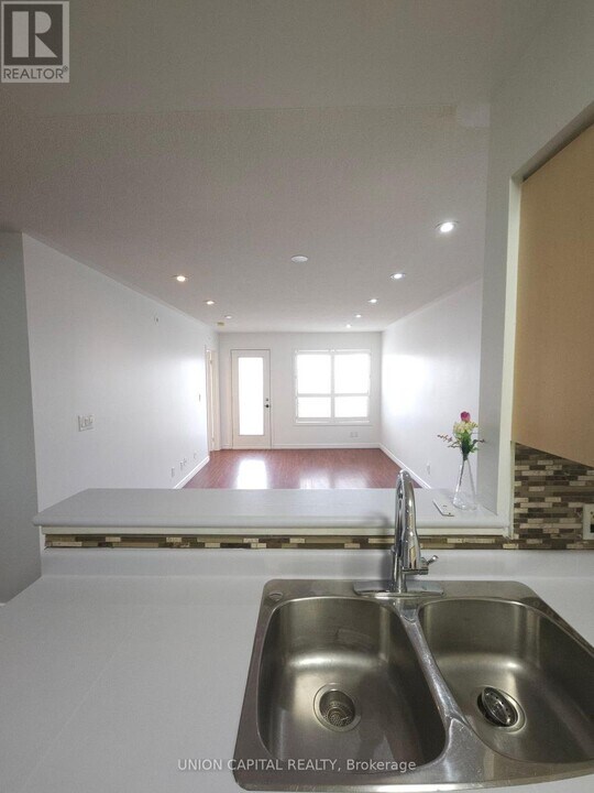 105-105 Sunrise Dr in Markham, ON - Building Photo