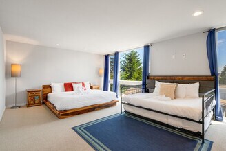 4035 Aurora Ave N in Seattle, WA - Foto de edificio - Building Photo