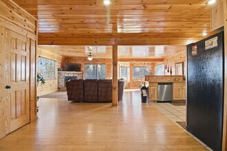 1115 Towering Oaks Dr in Sevierville, TN - Foto de edificio - Building Photo