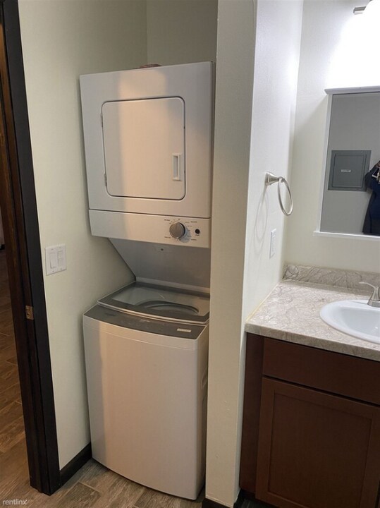 8325 W Northridge Ct in Milwaukee, WI - Building Photo