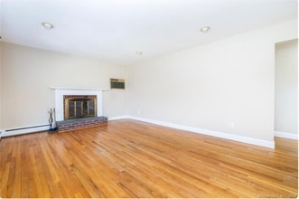 21 Henso Dr in Danbury, CT - Building Photo - Building Photo