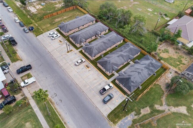 200 RC Champion St in Progreso, TX - Foto de edificio - Building Photo