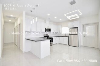 1007 N Abbey Ave, Unit 3 in Edinburg, TX - Foto de edificio - Building Photo