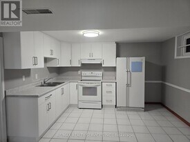 89 Lawnside Dr in Toronto, ON - Building Photo