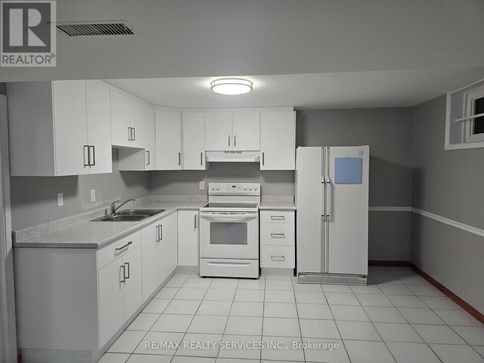 89 Lawnside Dr in Toronto, ON - Building Photo