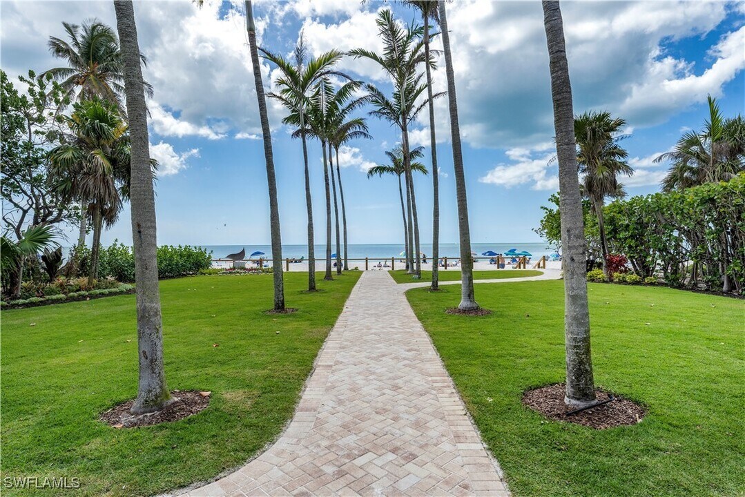 209 8th Ave S in Naples, FL - Foto de edificio