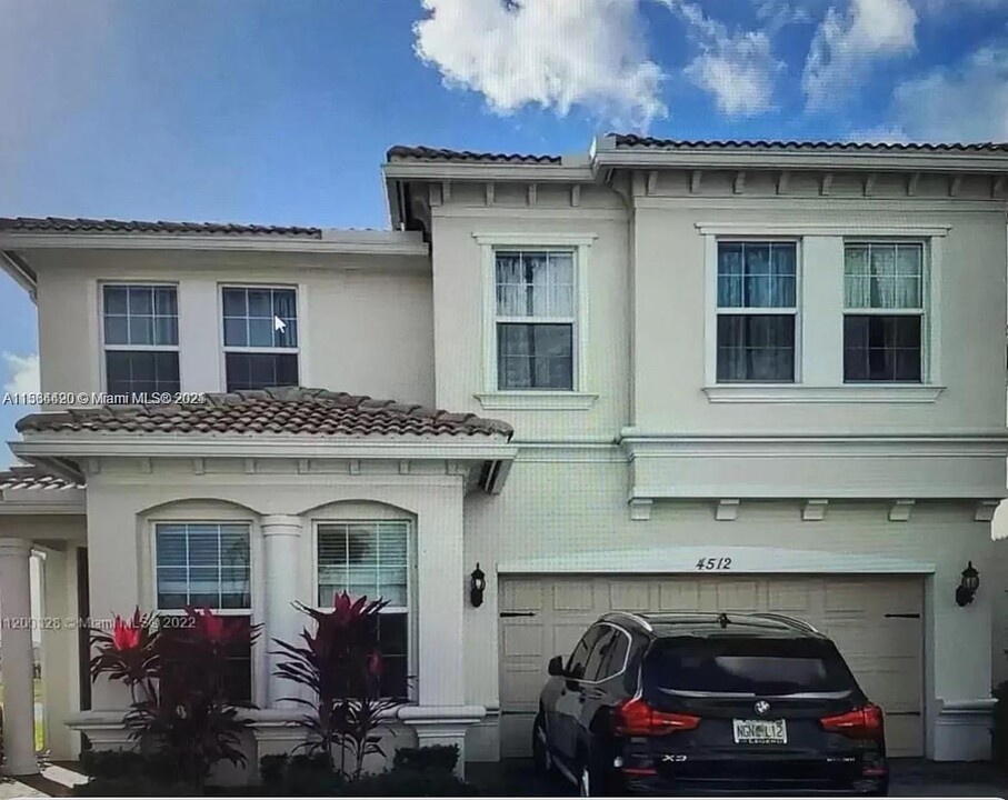 4512 Greenway Dr in Hollywood, FL - Foto de edificio