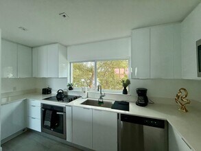 8143 Harding Ave in Miami Beach, FL - Foto de edificio - Building Photo