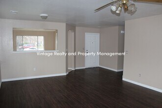 1205 Woodbury Ln in Stockton, CA - Building Photo - Building Photo