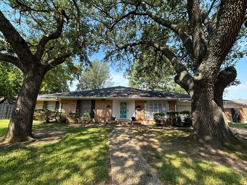 2407 N Waverly Dr in Bossier City, LA - Foto de edificio