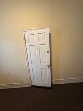 407 Green Ln, Unit 2R in Philadelphia, PA - Foto de edificio - Building Photo