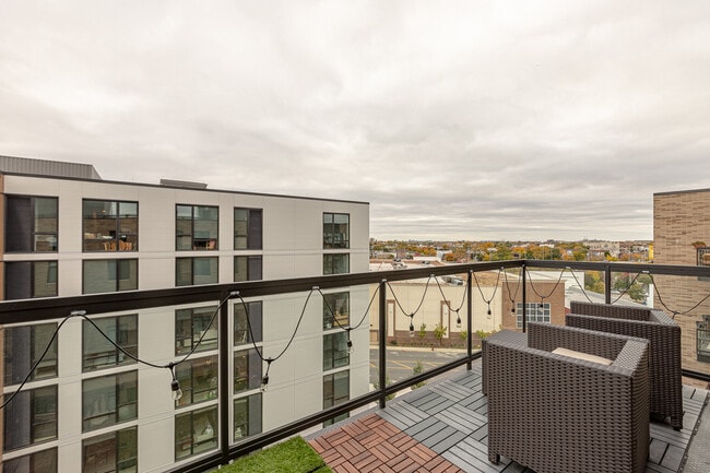 1701 W Webster Ave, Unit 702 in Chicago, IL - Building Photo - Building Photo