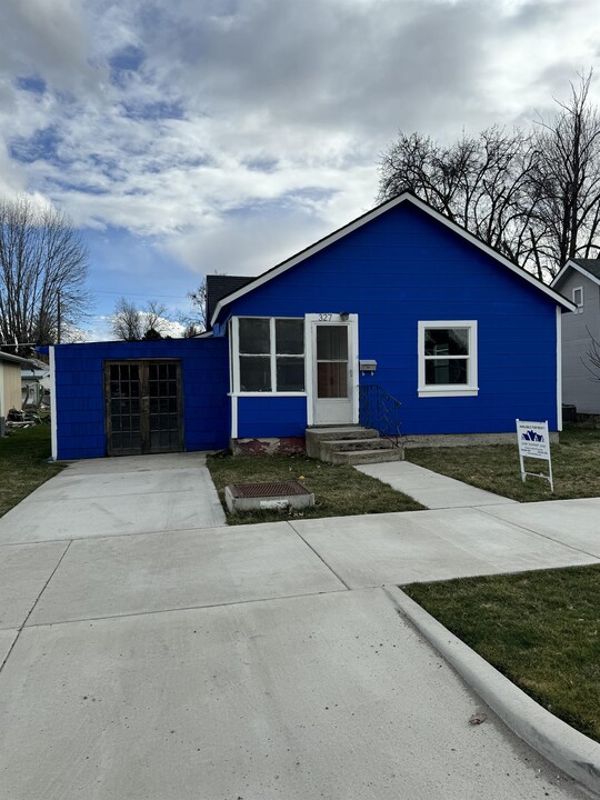327 E Pine Ave in Meridian, ID - Building Photo