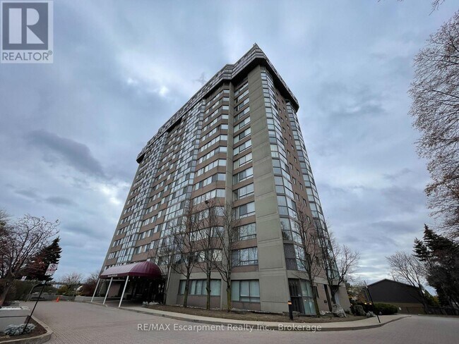 property at 880-880 Dundas St W