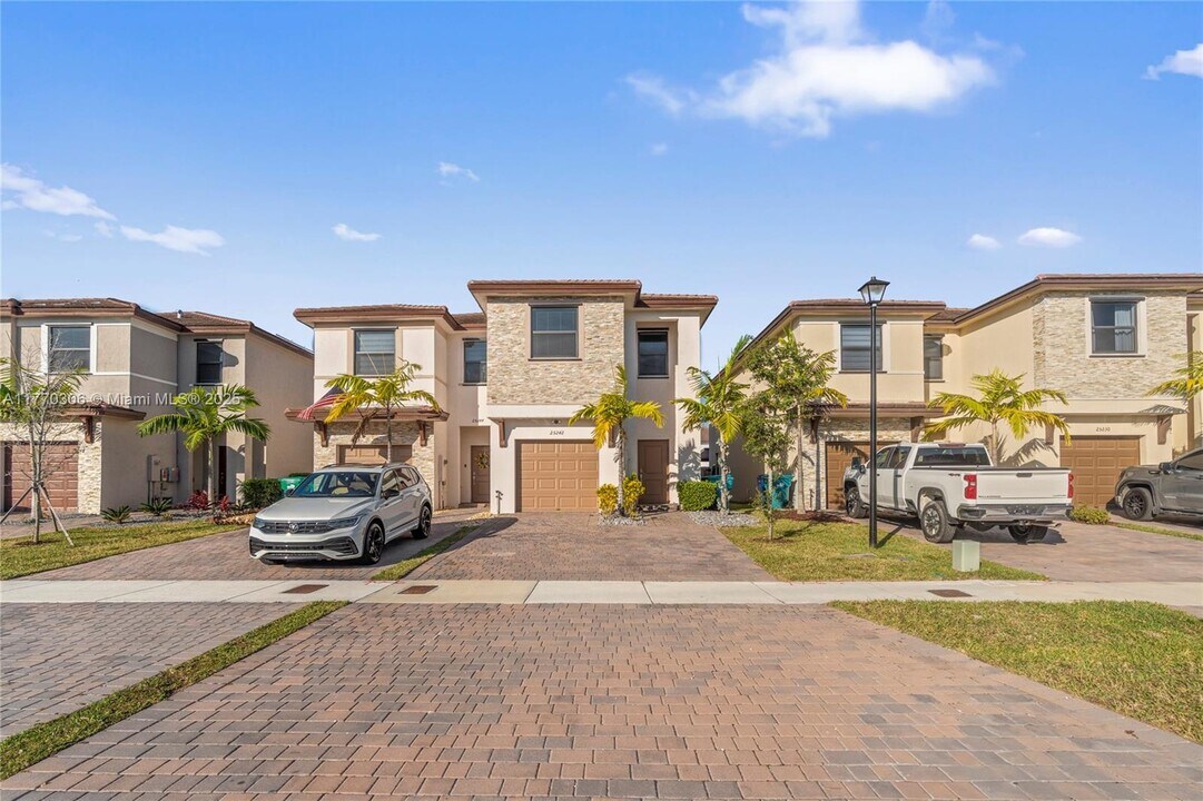 25242 SW 107th Ave in Homestead, FL - Building Photo