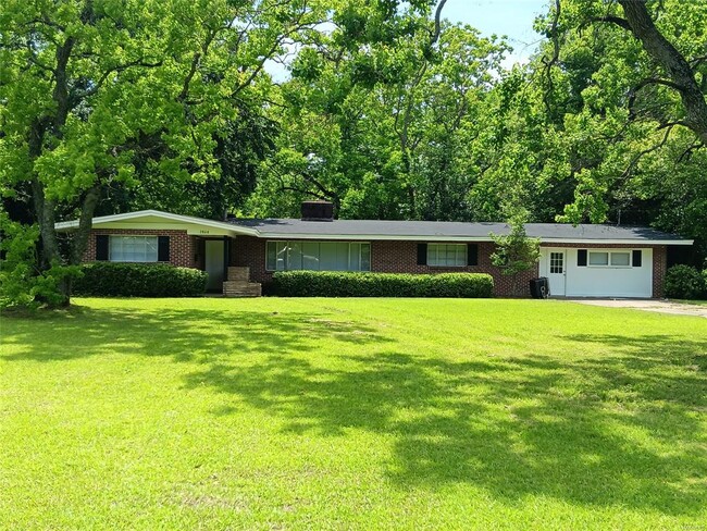 property at 2868 Colonial Dr
