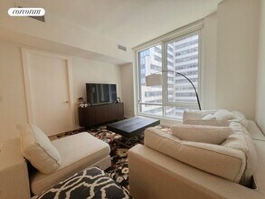 135 E 47th St in New York, NY - Building Photo - Building Photo