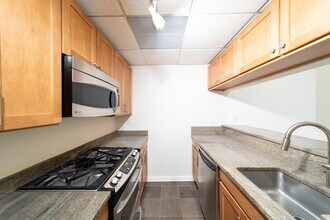 227 Christopher Columbus Dr in Jersey City, NJ - Building Photo - Building Photo