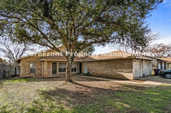 8858 Meadow Range St in San Antonio, TX - Foto de edificio - Building Photo