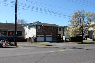 Queen Johanna Apartments in Portland, OR - Building Photo - Building Photo