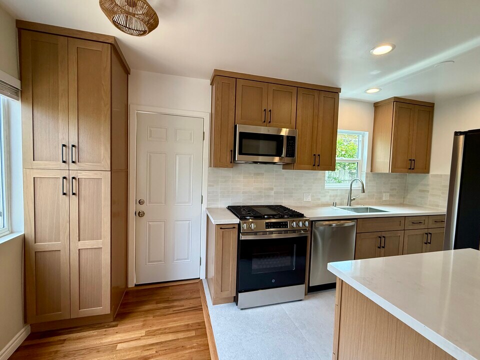 11605 W Washington Blvd in Los Angeles, CA - Building Photo