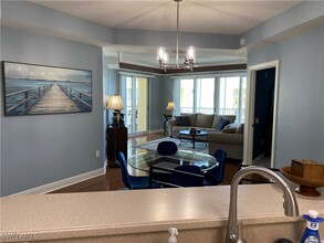 2743 First St in Ft. Myers, FL - Foto de edificio - Building Photo