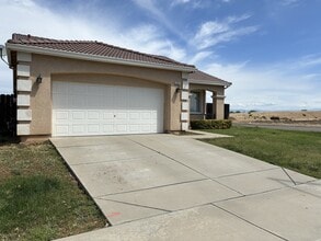 3197 Dinkey Creek Ave in Merced, CA - Building Photo - Building Photo